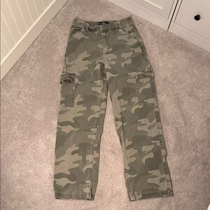 Hollister Women’s Green Camouflage Cargo Pants